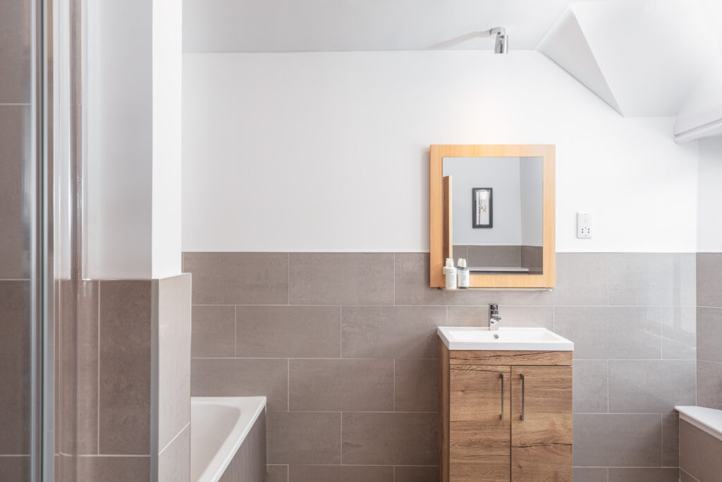 BedroomDeluxe_Bathroom