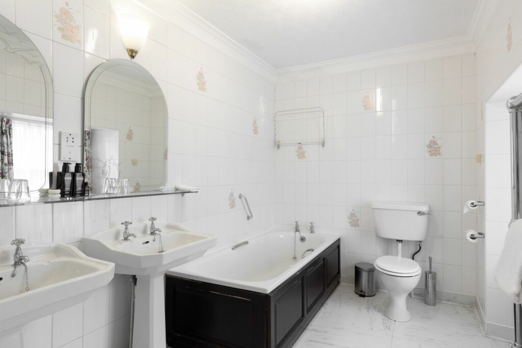 DeluxeDoubleTwinBathroom