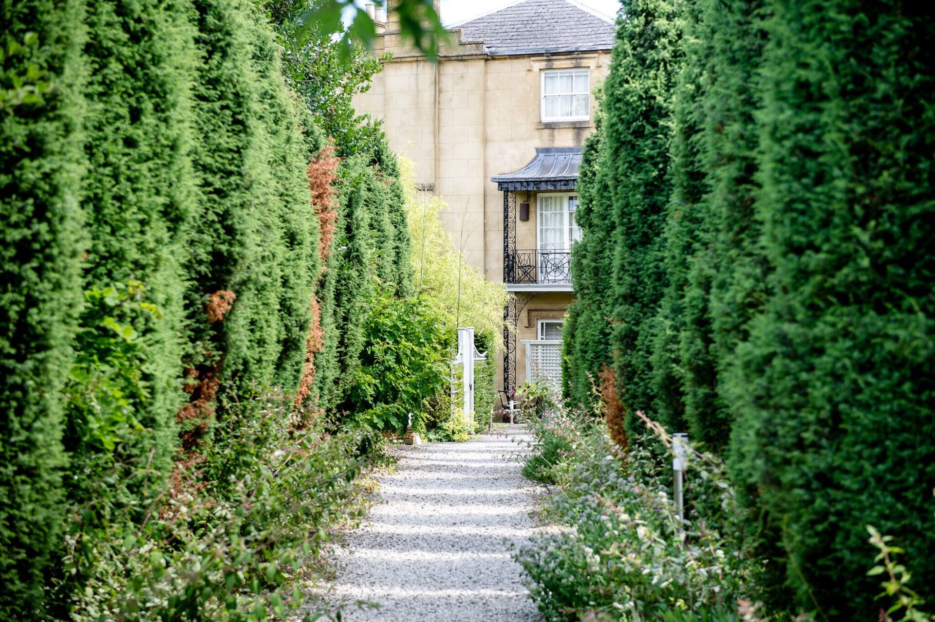 cotswold-house-hotel-garden walkway 3