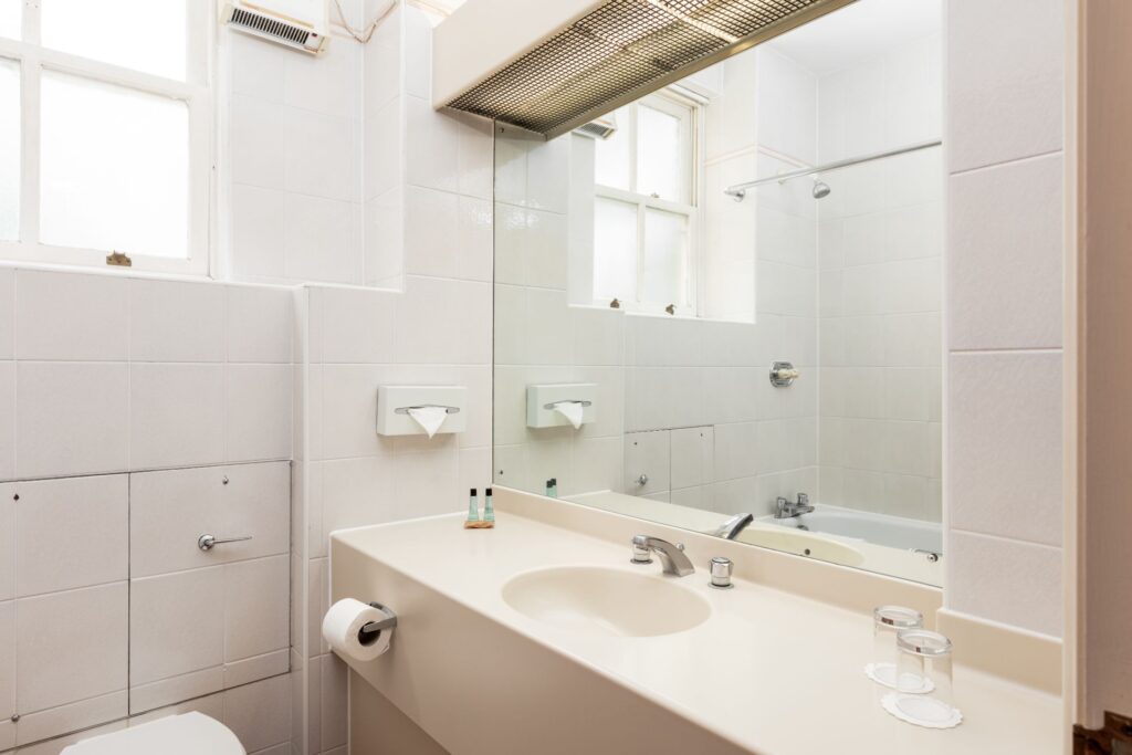 BedroomDoubleGolfView_Bathroom