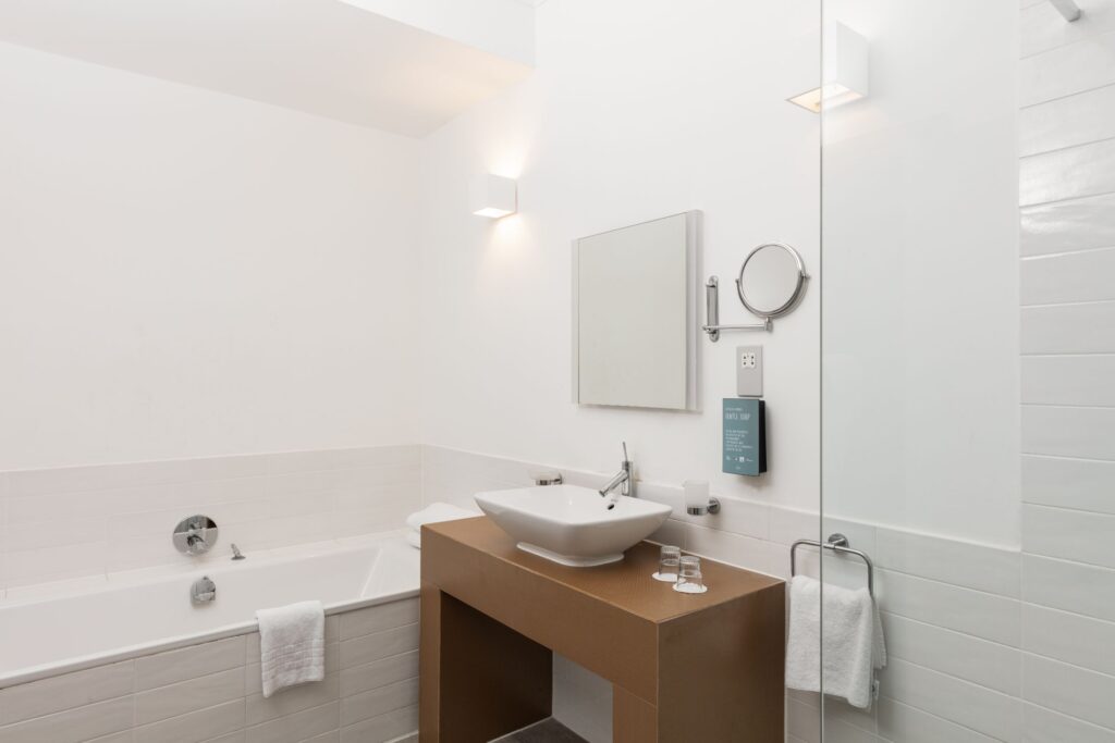 BedroomLuxuaryDouble_Bathroom1