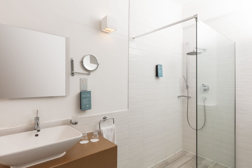 BedroomLuxuaryDouble_Bathroom2