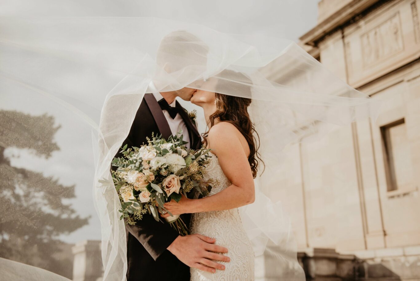 couple kiss
