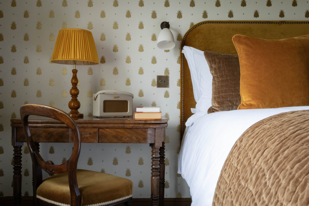 CLASSIC close up room 23