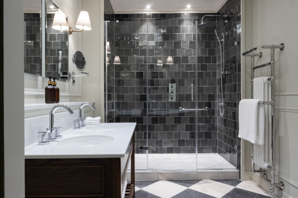 MASTER SUITE bathroom room 28