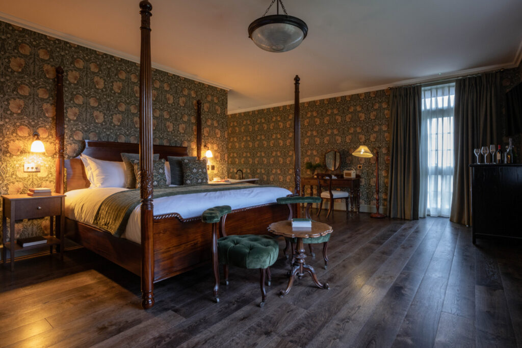 MASTER SUITE bedroom room 28