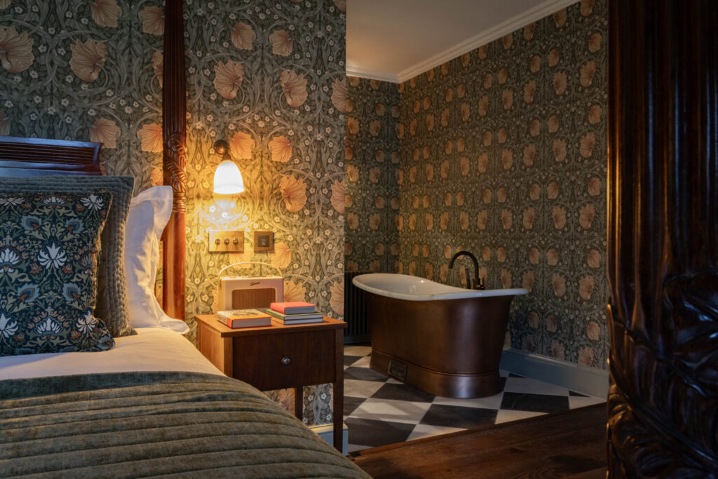 MASTER SUITE close up room 28(1)