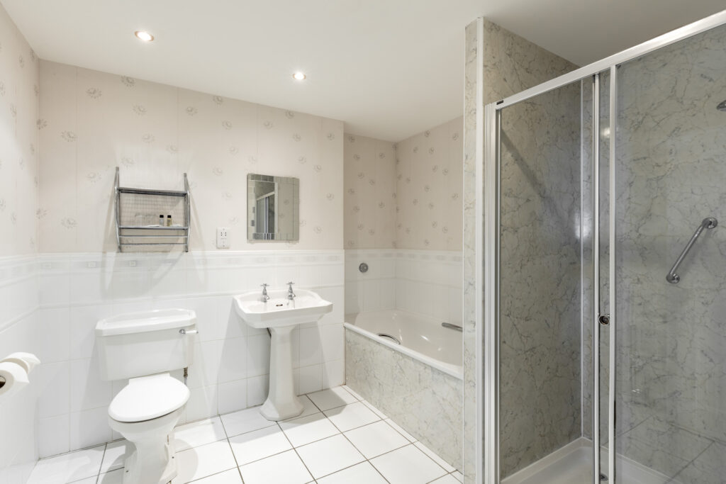 DoubeSeaViewBathroom