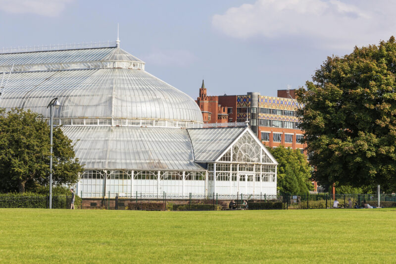 Glasgow Green featuring The People’s Palace and Nelson Monument