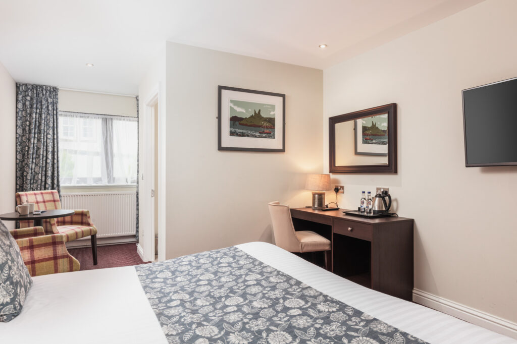 BedroomSuperiorKing_2