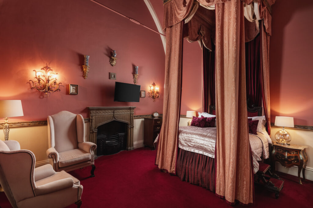 BedroomKingJamesSuite_3