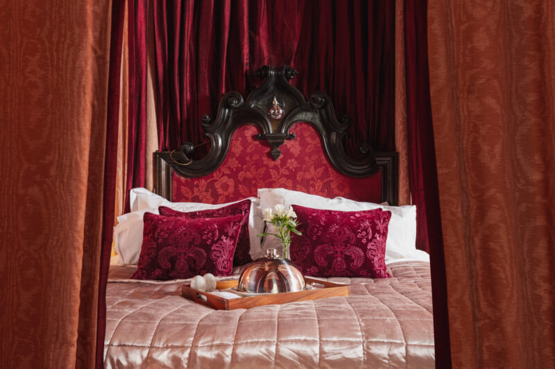 BedroomKingJamesSuite_5