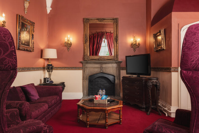BedroomKingJamesSuite_6