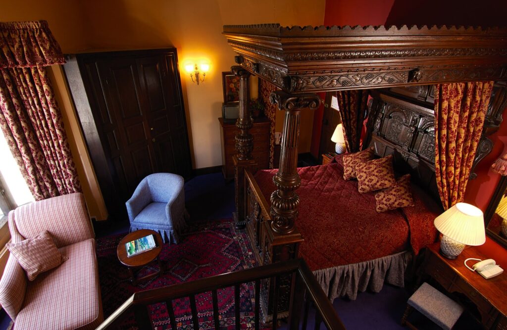 Noel Arms Four Poster
