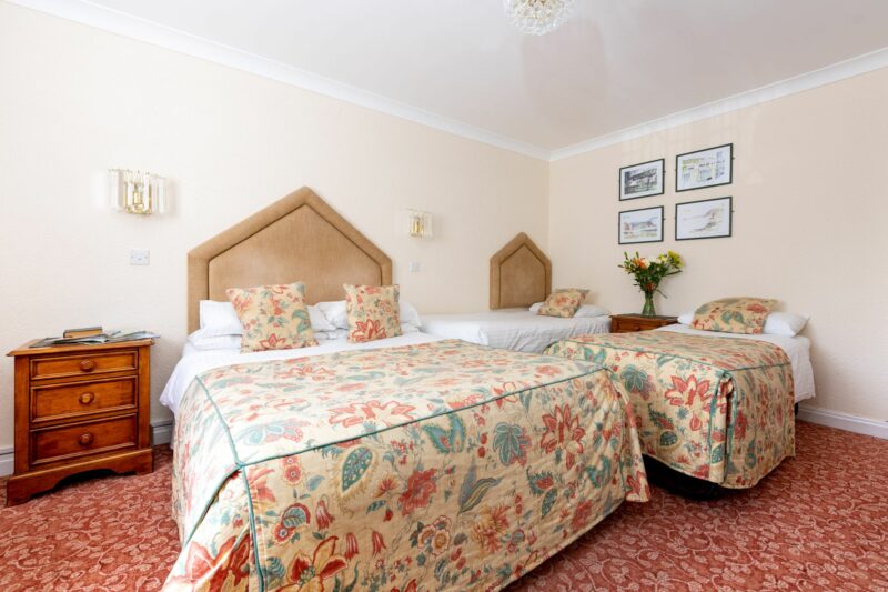 RG2-2600-Royal_Glen-50961 – Family Room 2