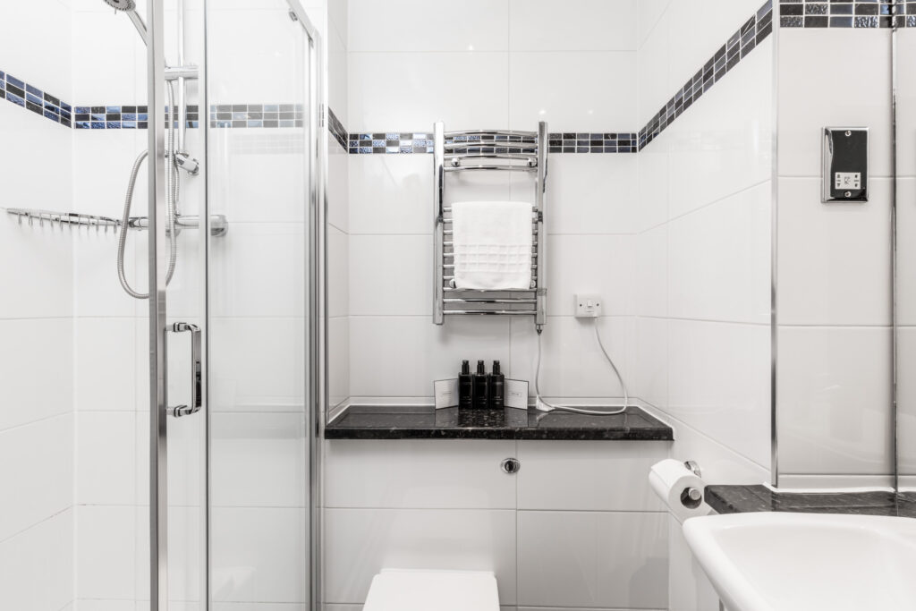 Cosy Double Bathroom