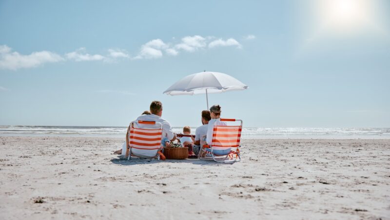 Family,,Relax,And,Picnic,In,The,Sun,On,The,Beach
